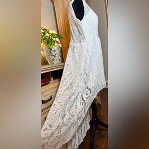 Elegant White Floral Lace High-Low Sleeveless Dress - Size 16